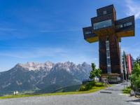 Riesiges, begehbares Jakobskreuz und Loferer Steinberge dahinter